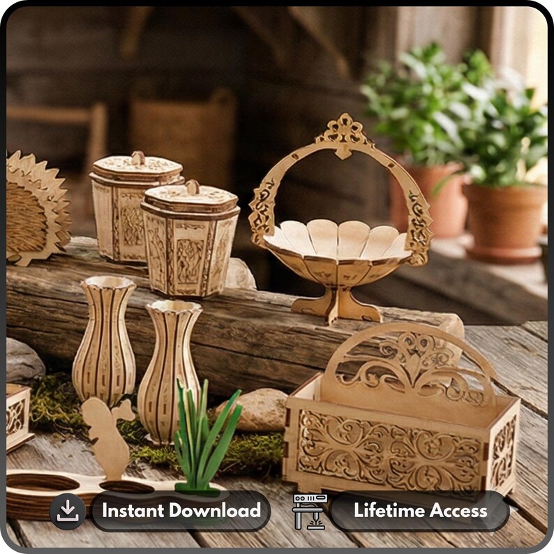 Op de afbeelding: Een verzameling lasergesneden houten decoratieve items, waaronder vazen, een mand met een handvat en containers met deksel. De items worden gepresenteerd op een houten oppervlak met een natuurlijke achtergrond. De woorden "Direct downloaden" en "Levenslange toegang" zijn zichtbaar.