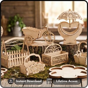 Op de afbeelding: Een verzameling ingewikkeld gesneden houten decoratieve items, waaronder een hartvormige sieradenhouder, een fietscart en diverse manden. De items worden gepresenteerd op een mosachtige ondergrond. De tekst "Instant Download" en "Lifetime Access" is inbegrepen.