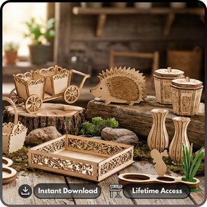 Op de afbeelding: Een verzameling lasergesneden houten decoratieve items, waaronder een kleine wagen, een egel, vazen en containers. De items worden gepresenteerd op een houten oppervlak met mos en kleine stenen. De tekst "Instant Download" en "Lifetime Access" zijn zichtbaar.