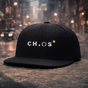 Peut inclure: Casquette de baseball noire à visière plate. Le chapeau porte le texte brodé "CH.OS" en blanc, avec un petit point jaune à droite. Fabriqué en tissu résistant.