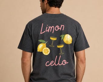 Puede incluir: Camiseta gris oscuro con un diseño de acuarela con limones, copas de cóctel y el texto "Limoncello" en rosa. El diseño incluye limones enteros y en rodajas. La camiseta es una prenda informal.