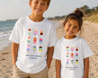 Puede incluir: Una camiseta blanca de manga corta con un estampado gráfico de nueve coloridos helados de dibujos animados dispuestos en cuadrícula. Debajo de los helados, el texto "WHAT'S YOUR FAVOURITE ICECREAM ?" aparece en una fuente gris oscuro.