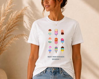 Puede incluir: Una camiseta blanca con un estampado gráfico de nueve coloridos polos de dibujos animados dispuestos en cuadrícula. Debajo de los polos, el texto "WHAT'S YOUR FAVOURITE ICECREAM ?" aparece en una fuente gris sencilla. La camiseta tiene mangas cortas.