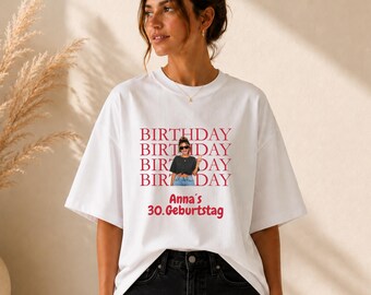 Puede incluir: Una camiseta blanca de manga corta con la palabra BIRTHDAY repetida cuatro veces en texto rojo. Debajo del texto hay un pequeño gráfico de una persona con camisa negra y vaqueros azules, con el texto rojo Anna's 30. Geburtstag impreso debajo.