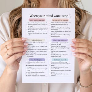 Puede incluir: Un papel blanco con el texto "When your mind won't stop" y consejos para manejar la preocupación. El papel está sostenido por una persona. El texto incluye secciones sobre notar lo que está pasando, hablar con la preocupación y ser amable contigo mismo.