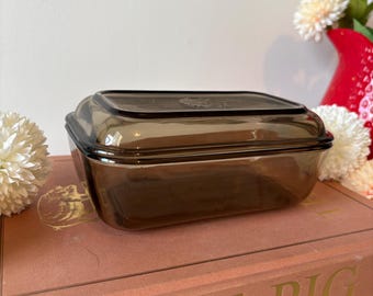 Vintage Arcoroc France-schaal met deksel van gerookt glas | Bruin amberkleurige botervloot koelkast | Franse brocante keukenopberger uit het midden van de eeuw