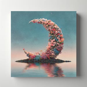 Puede incluir: Una impresión en lienzo cuadrada que presenta una forma de media luna compuesta de flores coloridas. Las flores son en tonos de rosa, azul y amarillo, sobre un cielo azul y rosa. La forma de la luna se refleja en el agua.