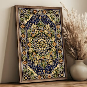 Puede incluir: Impresión artística enmarcada con un diseño simétrico detallado en tonos azules, verdes, dorados y marrones. La obra de arte presenta un motivo floral central y un borde ornamentado, enmarcado en madera. La impresión se exhibe sobre una superficie de madera.
