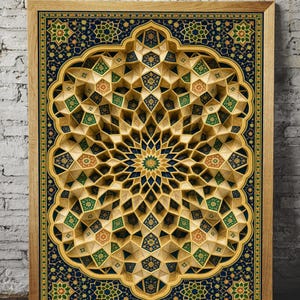 Peut inclure: Une œuvre d'art encadrée en trois dimensions avec un motif géométrique complexe. L'œuvre présente un motif répétitif de formes dorées, vertes et bleues, créant un effet de superposition. Le cadre est en bois clair, sur un mur de briques blanches.