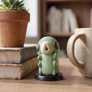 Hollow Knight Grub-figur | Spelarskrivbordsdjur | Miniatyrinsektsstaty | Samlarobjekt för fankonst | Spelrumsdekoration, present