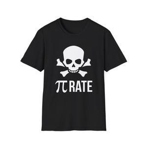 Puede incluir: Camiseta negra con un diseño blanco de calavera y huesos cruzados. Debajo de la calavera, la palabra "π RATE" en blanco. La camiseta es de cuello redondo.