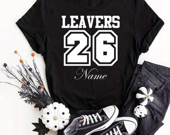 Personalisierte 2026 Leavers Bedrucktes T-Shirt Benutzerdefinierter Name Studentenabschluss Schule / College-Shirt & Anpassung Name Sport Shirts Unisex Geschenk