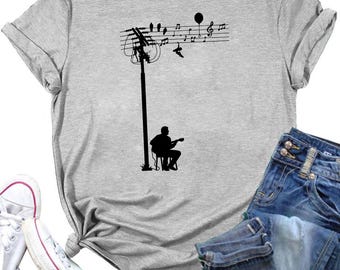 T-Shirt für Akustikgitarristen, Grafik-T-Shirt mit Vogelmotiv auf Notenlinien, Künstlerisches Musiker-Silhouette-Geschenk, Vintage-Hobby, Cooles Baumwoll-Top für Songwriter