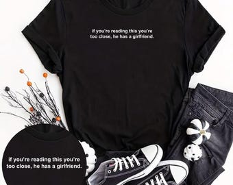 „Er hat eine Freundin“-T-Shirt mit sarkastischem Spruch, lustiges Geschenk zum Jahrestag für ihn, minimalistischer Slogan, bedruckte Kleidung aus Großbritannien