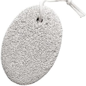Puede incluir: Piedra pómez ovalada con una superficie porosa y texturizada. La piedra gris claro tiene un cordón blanco adjunto para colgar. Este producto para el cuidado de los pies está diseñado para exfoliar y suavizar la piel.