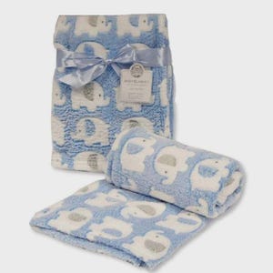 Può includere: Un set di coperte per bambini con un motivo a elefanti blu e bianchi. Il set include una coperta piegata, una coperta arrotolata e una coperta avvolta con un nastro blu. Le coperte sono morbide e soffici.