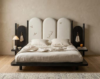 Cama con plataforma Japandi y cabecero tapizado.