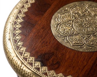Ronde houten salontafel messing inleg accenttafel