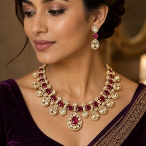 Conjunto de collar nupcial Kundan rojo rubí con pendientes de perlas doradas