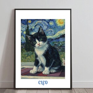 Könnte beinhalten: Gerahmter Druck mit einer schwarz-weißen Katze mit grünen Augen, vor einem Hintergrund, der von Van Goghs "Sternennacht" inspiriert wurde. Der Druck enthält den Namen "CLEO" in blauer Schrift unten.