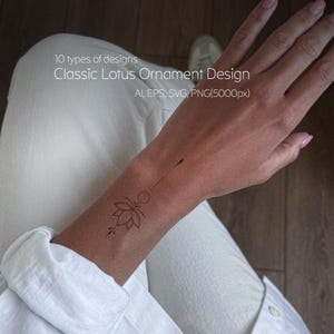 Può includere: Tatuaggio nero a linea di un fiore di loto e forme geometriche su un braccio. Il tatuaggio è accompagnato dal testo "10 types of designs" e "Classic Lotus Ornament Design". L'immagine include anche i tipi di file AI, EPS, SVG e PNG.