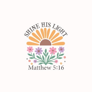 Puede incluir: Dise&ntilde;o gr&aacute;fico con un sol estilizado con rayos naranjas y un centro marr&oacute;n, sobre una fila de flores rosas y moradas. El texto "SHINE HIS LIGHT" se arquea sobre el sol, con "Matthew 5:16" debajo de las flores.