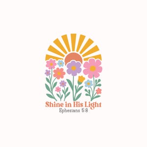 Puede incluir: Ilustraci&oacute;n de estilo retro con un sol radiante sobre flores coloridas. Las flores son rosas, moradas, azules y amarillas, con tallos verdes. El texto "Shine in His Light" y "Ephesians 5:8" es naranja.