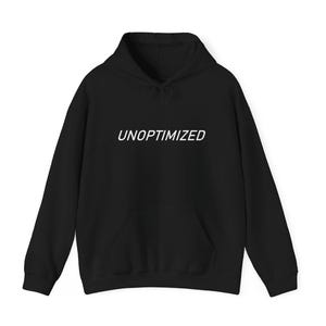 Puede incluir: Sudadera con capucha negra con cordón y bolsillo delantero tipo canguro. La palabra "UNOPTIMIZED" está impresa en blanco en el pecho. Una prenda informal y cómoda.