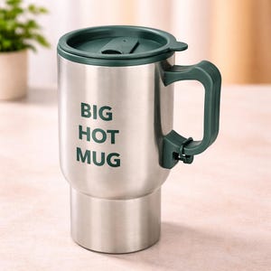 Könnte beinhalten: Eine weiße Keramik-Tasse mit schwarzem Henkel und dem Text "But First, Coffee" in schwarzer, fetter Schrift. Die Tasse steht auf einer Holzoberfläche. Die Tasse ist etwa 10 cm hoch.