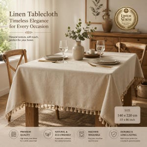 Könnte beinhalten: Eine rechteckige beigefarbene Tischdecke aus Leinen mit einer dekorativen Quastenborte an den Rändern. Der Stoff weist eine sichtbare natürliche Webstruktur auf. Die Tischdecke misst 140 x 220 cm, wie auf dem Etikett angegeben.