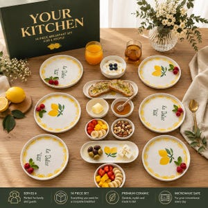 Pode incluir: Um conjunto de pequeno-almoço de 14 peças para 6 pessoas, com pratos e taças de cerâmica branca decorados com motivos de limões amarelos e o texto la dolce vita. O conjunto inclui pratos redondos, taças pequenas e travessas ovais numa mesa.