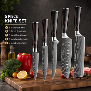 Könnte beinhalten: Ein 5-teiliges Messerset mit dunklen Holzgriffen und silbernen Kropfen. Das Set enthält ein 12,7 cm Universalmesser, 8,9 cm Obstmesser, 17,8 cm Fleischbeil, 17,8 cm Santokumesser und 15,2 cm Ausbeinmesser, alle mit sichtbarem Damaststahlmuster.