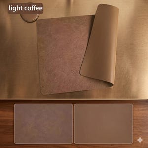 Könnte beinhalten: Ein hellbrauner, rechteckiger Tischset mit strukturierter Oberfläche, teilweise aufgerollt, um eine glatte Unterseite freizulegen. Die Worte "light coffee" befinden sich in der oberen linken Ecke. Zwei weitere Tischset-Beispiele sind unten abgebildet.