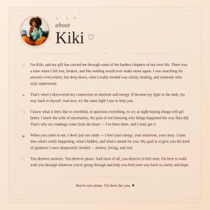 Op de afbeelding: Een beige informatiekaart met de titel about Kiki en een cirkelvormig portret van een persoon met krullend haar in een blauwgroen overhemd. De tekst beschrijft een persoonlijk verhaal over intu&iuml;tie, energie en begeleiding, eindigend met You're not alone. I'm here for you.