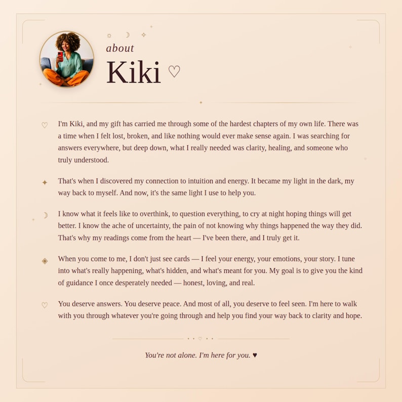 Op de afbeelding: Een beige informatiekaart met de titel about Kiki en een cirkelvormig portret van een persoon met krullend haar in een blauwgroen overhemd. De tekst beschrijft een persoonlijk verhaal over intu&iuml;tie, energie en begeleiding, eindigend met You're not alone. I'm here for you.