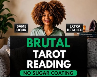 Op de afbeelding: Een persoon met krullend bruin haar draagt een groen overhemd. Tekstoverlays lezen: SAME HOUR, EXTRA DETAILED, BRUTAL TAROT READING, NO SUGAR COATING. De persoon zit voor een grijze bank met een plant en boeken zichtbaar op de achtergrond.