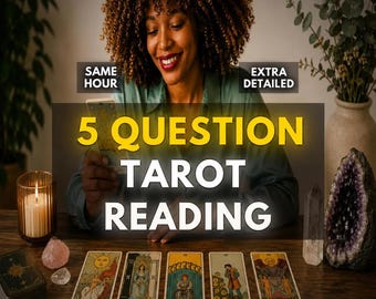 Op de afbeelding: Een tarot-leesservice met vijf kaarten op een houten ondergrond. De tekst luidt 5 QUESTION TAROT READING, SAME HOUR en EXTRA DETAILED. Een brandende kaars, een rozenkwarts en een grote amethist-geode zijn duidelijk zichtbaar.