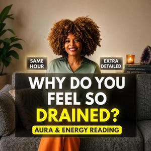 Könnte beinhalten: Eine Person mit lockigem braunem Haar trägt ein grünes Hemd, mit Textüberlagerung: SAME HOUR, EXTRA DETAILED, WHY DO YOU FEEL SO DRAINED?, AURA & ENERGY READING. Der Hintergrund zeigt ein Sofa, eine Pflanze, eine Kerze und Bücher.