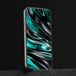 Könnte beinhalten: Ein silbernes Smartphone mit einem lebendigen, abstrakten türkis-silbernen Design auf dem Bildschirm. Das Telefon steht vor einem dunklen Hintergrund und zeigt sein schlankes Design und seine moderne Ästhetik.