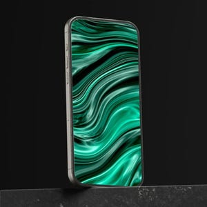 Könnte beinhalten: Ein silbernes Smartphone mit einem dynamischen, abstrakten Muster in Grün und Schwarz auf dem Bildschirm. Das Telefon steht aufrecht und präsentiert sein schlankes Design und das fließende Muster. Der Hintergrund ist dunkel und einfarbig.