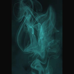 Könnte beinhalten: Abstrakte digitale Kunst mit wirbelndem, türkis gefärbtem Rauch vor einem dunklen Hintergrund. Der Rauch hat eine wispige, ätherische Qualität mit weichen Kanten und variierenden Opazitäten. Das Kunstwerk weckt ein Gefühl von Bewegung und Geheimnis.
