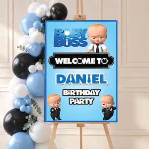 Puede incluir: Un letrero rectangular para fiesta de cumpleaños con fondo azul claro, el texto BABY BOSS, WELCOME TO, DANIEL y BIRTHDAY PARTY, junto con tres ilustraciones de un bebé de dibujos animados con traje y corbata, sobre un caballete de madera.