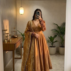 Conjunto de salwar kameez amarillo de talla grande con bordados elaborados y dupatta, ideal para fiestas, eventos, bodas y ceremonias de haldi.
