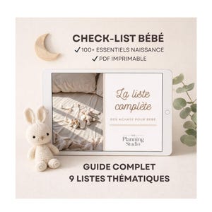 Könnte beinhalten: Ein cremefarbenes Häschen aus Häkelarbeit sitzt neben einem Tablet, das eine Baby-Checkliste anzeigt. Das Tablet zeigt Babyartikel und Text auf Französisch: "La liste complète des achats pour bébé". Das Bild enthält Text: "CHECK-LIST BÉBÉ" und "GUIDE COMPLET".