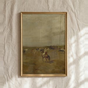 Könnte beinhalten: Gerahmtes Vintage-Gemälde, das eine Landschaft mit Pferden und Figuren zeigt. Das Kunstwerk weist eine gedämpfte Farbpalette auf, wobei der Fokus auf den Pferden und Reitern in einem Feld liegt. Der Rahmen ist goldfarben.