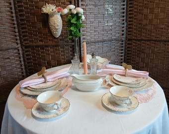Serveerset met bloemen porselein Pope-Gosser reliëf – vintage gouden sierplaten, theekopjes, juskom