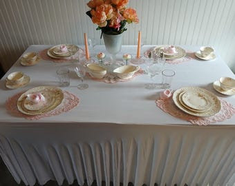 Juego de vajilla Pope Gosser Rose Point con estampado floral en relieve y detalles dorados.