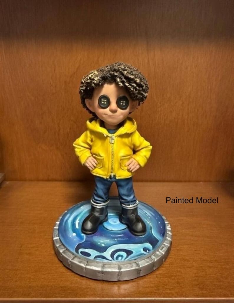 Figura de muñeca personalizada inspirada en Coraline, impresa en 3D con ojos de botón y pintada a mano. imagen 1