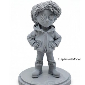Figura de muñeca personalizada inspirada en Coraline, impresa en 3D con ojos de botón y pintada a mano. imagen 2