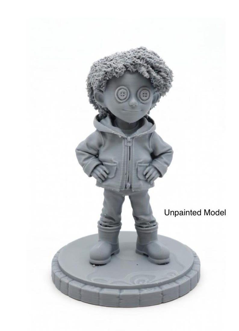 Figura de muñeca personalizada inspirada en Coraline, impresa en 3D con ojos de botón y pintada a mano. imagen 2